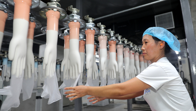 连续扩产后需求回落，“手套茅”英科医疗终止两项扩产项目