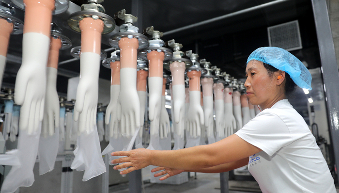 连续扩产后需求回落，“手套茅”英科医疗终止两项扩产项目