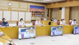 市委中心組學(xué)習(xí)會集中學(xué)習(xí)《習(xí)近平在上?！贰懂?dāng)好改革開放的排頭兵——習(xí)近平上海足跡》