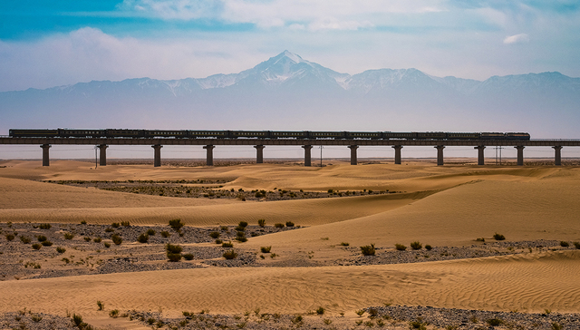 【图集】新疆和若铁路明日开通，塔克拉玛干沙漠铁路环线形成