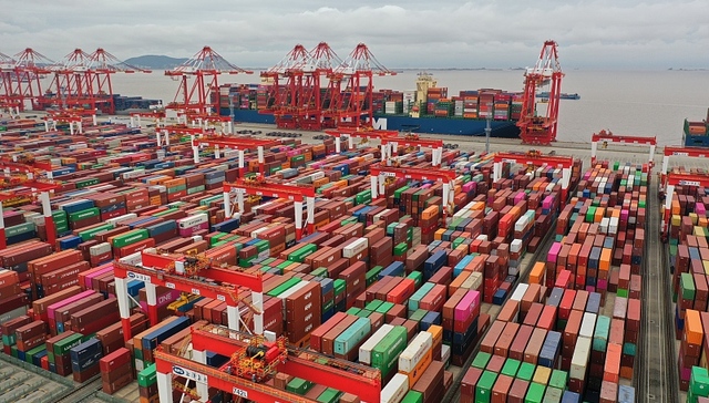 我在洋山港桥吊中控室，见证每月1000多班次的货轮来来往往 | 亲历这五年③