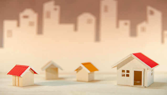 卧龙地产,卧龙电驱,绿景控股,房地产转型