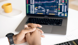 “炒圖”可日入過(guò)萬(wàn)，年輕人真的信了？