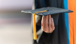 教育部回應個別高校強迫畢業(yè)生簽約：接受舉報，堅決查處