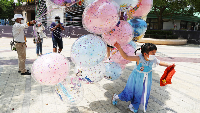 每周奇趣掠影 | 上海迪士尼小镇恢复运营，全球多地迎最强热浪