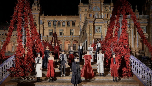 迪奥华美刺绣席卷热情秀场，巴黎世家老爹鞋联乘回归｜是日美好事物