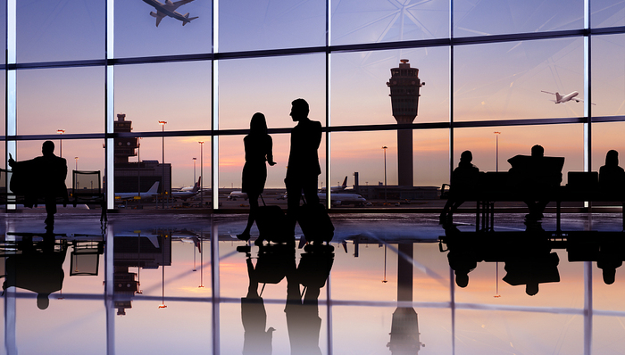 国内单日客运航班恢复至超8000班，带动航空机场股集体翻红