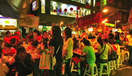 多地夜市頻現(xiàn)衣著暴露“美女?dāng)傊鳌?，無底線營銷何時(shí)休