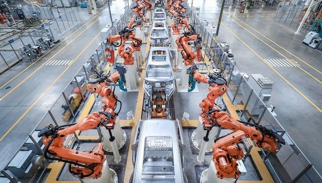 国常会利好政策加持，汽车产业链逾10股涨停，理想、小鹏均涨超10%