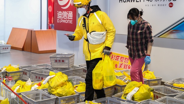 外卖当快递用，外卖小哥助力实体杂货店烧旺烟火气