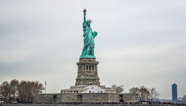 约翰·休斯受到更多抄袭指控，《T》杂志评选最佳纽约小说｜文化周报