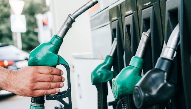 成品油“十元时代”，民营加油站加大促销，“两桶油”无动于衷