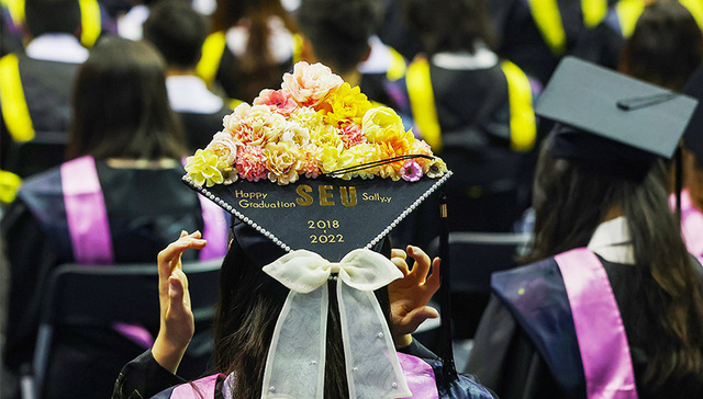 每周奇趣掠影丨儿童医院引入轨道物流系统；毕业生头戴“花朵学士帽”