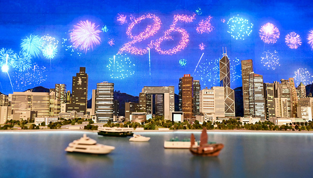 【图集】香港街头张灯结彩，庆祝回归祖国25周年