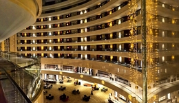 三連板華天酒店跌停，控股股東籌劃重組，自身資金緊張問題何解？