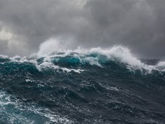 广东阳江海域一艘施工浮吊船遇台风沉没，3人获救27人失联