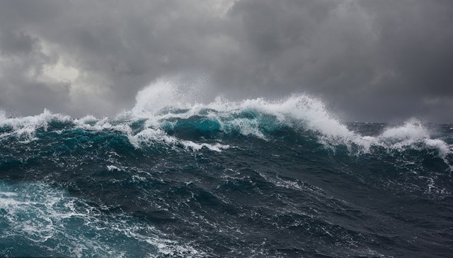 广东阳江海域一艘施工浮吊船遇台风沉没，3人获救27人失联