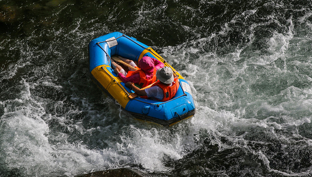 栾川大峡谷漂流景区多船碰撞，23名游客落水受伤
