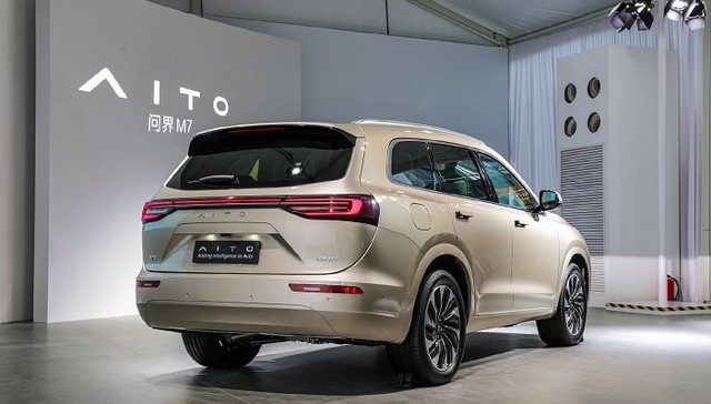 又一辆“完全超越百万级豪车”的新车上市了，问界M7发布两小时订单量破万