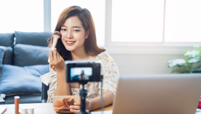 开放百余知识主播岗，好未来“招兵买马”直播卖书