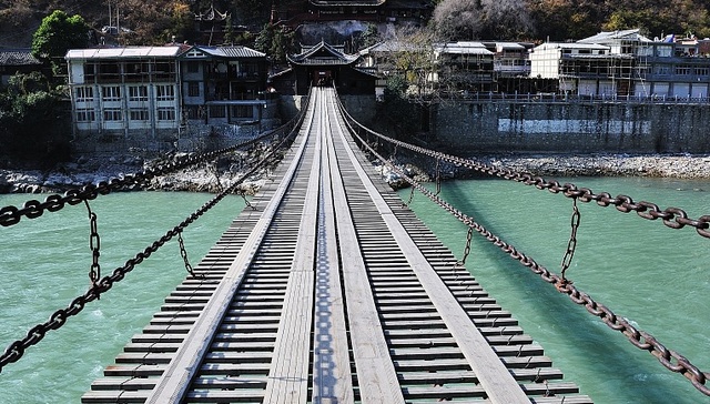 一游客从泸定桥坠河，警方通报正全力搜救