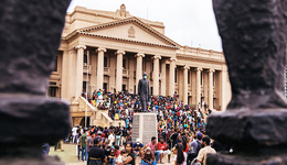 【图集】斯里兰卡破产之后：总统已逃离府邸，大批抗议者闯入总统府