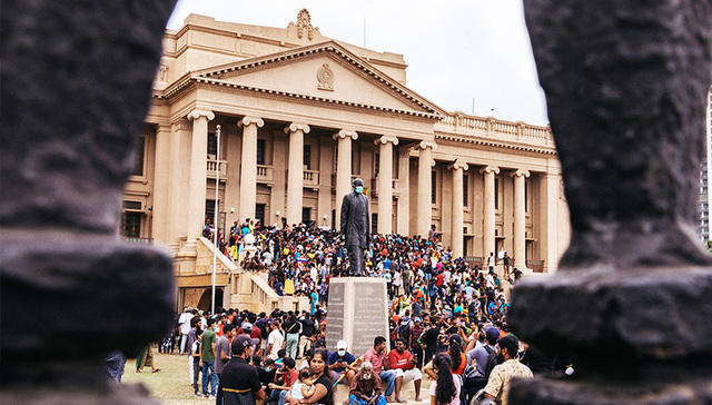 【图集】斯里兰卡破产之后：总统已逃离府邸，大批抗议者闯入总统府