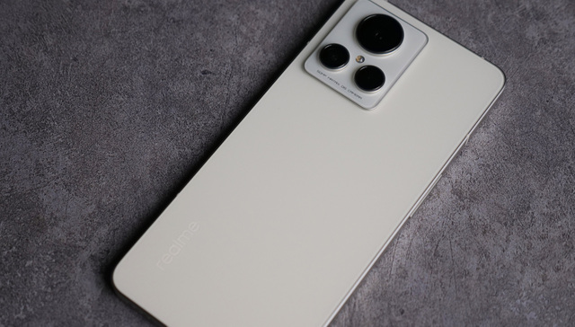 “真我GT2大师探索版”体验：骁龙8+加持，还有隐藏式肩键