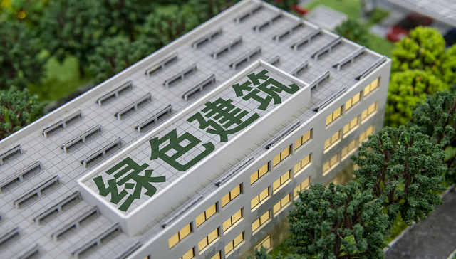 《城乡建设领域碳达峰实施方案》：2025年城镇新建建筑全面执行绿色建筑标准