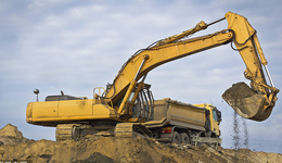 两大工程机械巨头半年净利“膝斩”