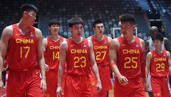 缺兵少将坚持出赛，顾全6.8秒补篮绝杀助中国男篮1分险胜