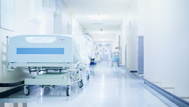 疫情致公立医院经营承压：医护收入减少，债务水平攀升