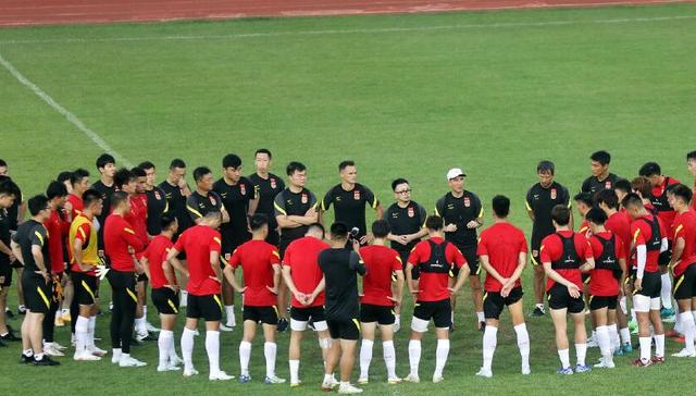 缺少孙兴慜东亚杯星光黯淡，中国男足青年军出战