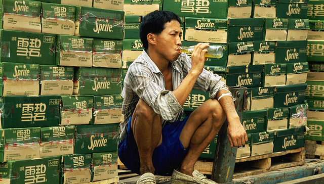 【图集】从传统汽水到公交“泳池”，看国人夏季消暑方式变迁