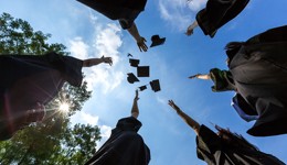 大学生就业季结构矛盾突出，通信业就业景气逆势增长