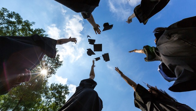 大学生就业季结构矛盾突出，通信业就业景气逆势增长