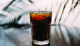 “硬刚”可口可乐，“孤勇者”元气森林