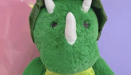 蟑螂抱枕、人臉口罩，這屆年輕人為“丑東西”有多上頭？