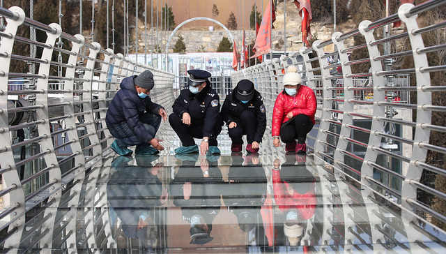 连出两起景区游客坠桥事故，“步步惊心”项目尚无行业统一规范标准