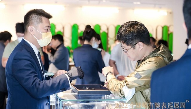 什么？周大福卖表十年了？！