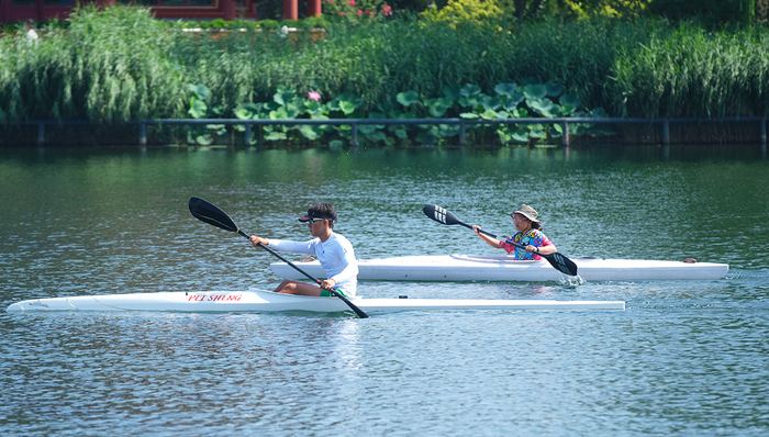 周末水上漂不过瘾，有人开始划艇上下班了