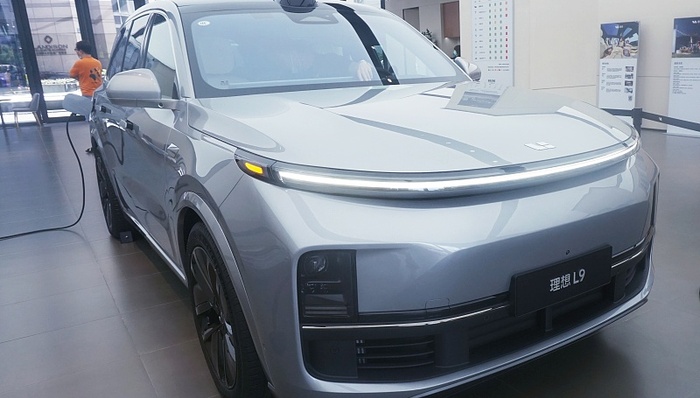 理想L9再度出现试驾事故，疑似主动刹车系统失灵撞上护栏后断轴趴窝