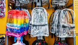 每周奇趣掠影丨为防止枪击案，部分美国学校要求学生背透明书包；多地庆祝彝族火把节