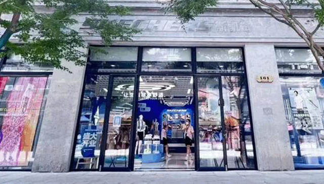 斯凯奇二季度全球营收18.7亿美元，调高全年预期