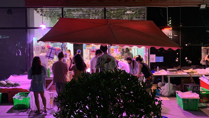 成都成华区所有小区封闭管理，居民连夜排队购买生活物资，供应总体充足