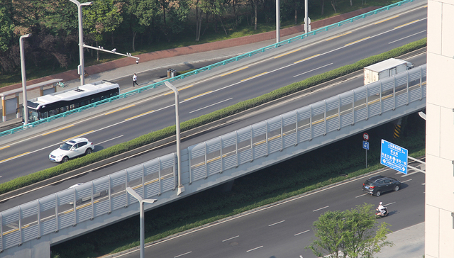 成都成华区疫情防控全域临时交通管制，部分地铁站、公交线路停运