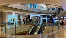 在商場(chǎng)，新能源汽車(chē)新舊勢(shì)力又一次交鋒？