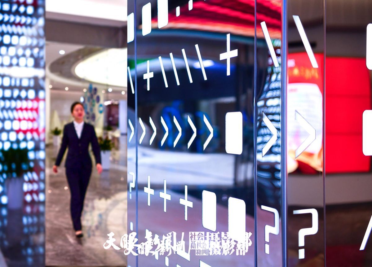 6  国家大数据（贵州）综合试验区展示中心是贵州大数据产业发展的“缩影”，从多方面展示大数据的“贵州智慧”和“贵州方案”。  贵州日报天眼新闻记者 陈慧 摄(1).jpg