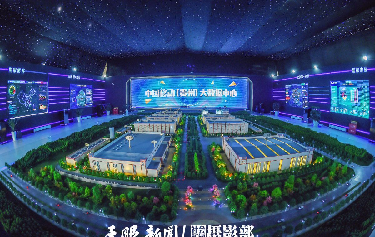 5  中国移动贵州大数据中心 。中国移动贵州大数据中心是中国移动五大数据基地之一，按照国际最高等级T4标准建设，总投资20亿元，建筑面积19万平方米，建成容纳2.1万个机架，32万台服务器的能力，PUE值1.39。   傅泊霖。摄(1).jpg