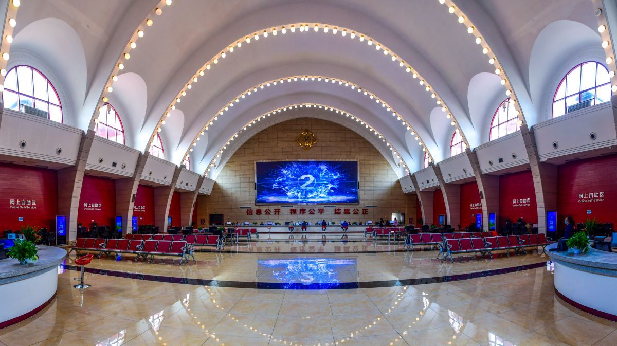 9   贵州省公共资源交易中心以“互联网+公共资源交易”为实施路径，不断深化公共资源交易平台整合共享，推动形成全省“一云统揽”“一平台服务”“一网通办”的公共资源交易服务新格局。_全景图1(1).jpg